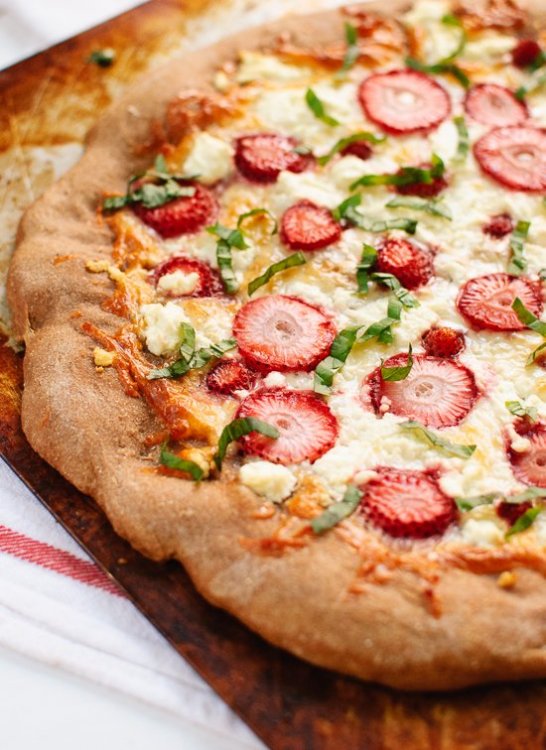 strawberry-basil-pizza.thumb.jpeg.f05f86ca2b804ff895610e2e727485bd.jpeg